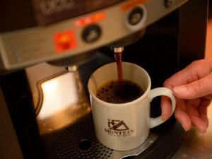 24時間無料でコーヒー・紅茶をお召し上がり頂けます。客室にもお持ちいただけますので是非ご利用ください。