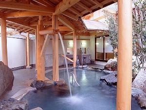 【花てらす】露天風呂ではめずらしい立ち湯や打たせ湯を愉しんで…