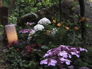 【花てらす】露天風呂に入りながら、四季の花々を眺めて…野趣を愉しむ