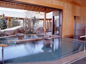 【花てらす】うるみ野：温泉に入るとまず大浴場が目の前に広がる…
