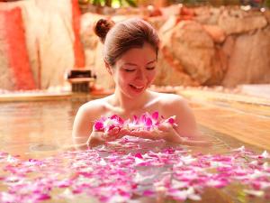【花すみか】女性露天風呂・・・デンファレを浮かべた「はな露天」　※朝のみ