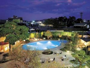 【花てらす】外湯感覚でお楽しみいただける花に囲まれた庭園露天風呂や大浴場が揃う