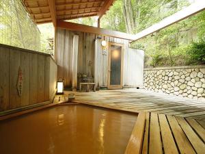 紫貴【湯山もみじ】（金泉）