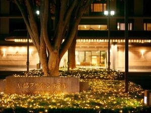【ホテル外観～夜～】夜お越しいただくお客様をあたたかくお迎えできますよう、ちょっとしたライトアップを。