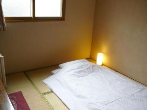 和室四畳半（定員１〜2名）お布団でぐっすりお休みくださいませ。　