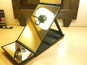 メイクに便利な三面鏡
