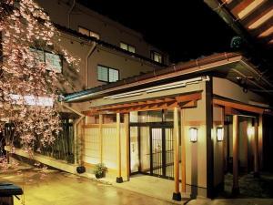 古い町並に程近く、城山の自然に囲まれた静寂の宿。春は枝垂れ桜がお出迎えいたします。