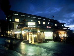 古い町並に程近く、城山の自然に囲まれた静寂の宿。