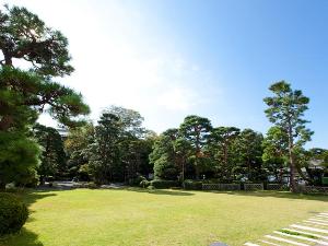 三千余坪の敷地内にある日本庭園