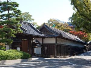 旧土佐藩主山内家下屋敷長屋展示資料館と大門（三翠園入口）