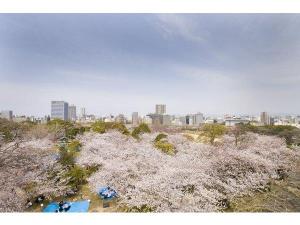 【舞鶴公園の桜】ホテル前に広がる舞鶴公園は、市内屈指の桜の名所。また夏には西日本大濠花火大会が開催され多くの人でにぎわいます。