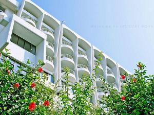 小高い丘の上に建つ指宿ロイヤルホテル。錦江湾の先、佐多岬まで望める絶好のロケーションです♪