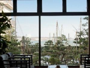 湖畔と北陸冬の風物詩「雪吊り」を眺めながら落ち着ける喫茶でごゆっくりと・・・