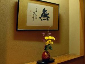 館内散策で、季節の生花で癒しを感じてください。
