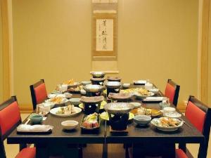 食事処「はなはな」プライベートな畳個室で高座椅子＆テーブル食も可能です。
