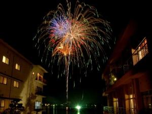 ８月は毎日湖上花火が上がります。花火に一番近い宿