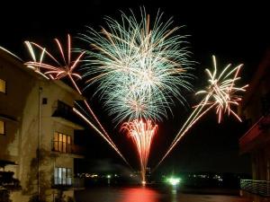 ８月は毎日湖上花火が上がります。花火に一番近い宿