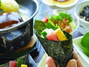 お子様食・・・<BR>お子様に人気の手巻き寿司風にお食事を工夫してあります。もちろんハンバーグやから揚げもメニューに入っています。