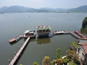 屋上より：湯めぐり湖道：湖上露天風呂