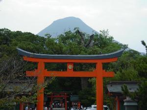 「開聞神社」薩摩一宮として古くから指宿の方々が参拝してきたお社・・・・<BR>開聞岳をご神体としています。伝説の玉手箱を見ることができます