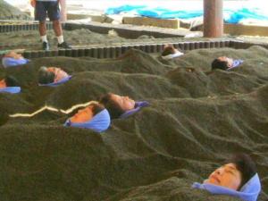 「天然砂むし温泉」<BR>砂の下には80℃の温泉が流れており砂を通して蒸気が上がってまいります。横になることと、砂の重みが血流促進を高め疲労回復などに高い効果を生んでいます。<BR>