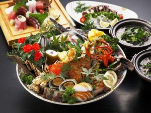 豪快に大皿に盛り込まれた高知の郷土料理（皿鉢）