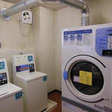 １階に洗濯機をご用意しております。洗濯　１階　３００円、乾燥機　１０分　１００円