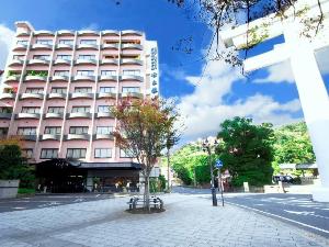 閑静な神社前にあり繁華街へも徒歩約5分で観光やビジネスに便利。