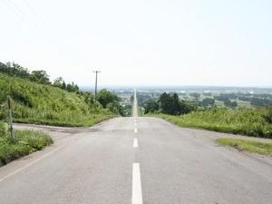 天に続く道。まっすぐな道がはるか遠くまで続き、その先が天まで続いているように見えます！