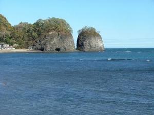 二ツ岩。海岸から大きな岩が二つ並んで突き出している事からこのシンプルなネーミングとなりました。
