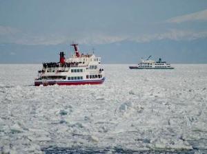 流氷観光砕氷船おーろら。船底が氷塊にぶつかり船全体が振動する迫力は圧巻です！