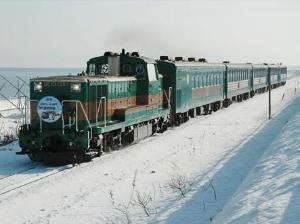 流氷ノロッコ号。開放感のある広い窓からは流氷を眺望でき、車内にはダルマストーブが設置されています。