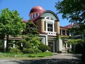 赤いドーム型の屋根が印象的な郷土博物館。オホーツクの生物がたくさん展示されています。
