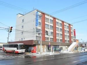 網走バスターミナルはホテルの斜め前徒歩約３分です。女満別空港行きや市内観光バスの発着点です！