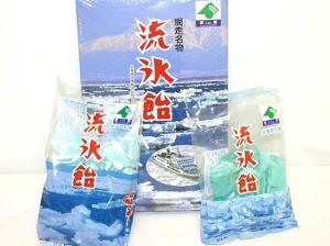 網走土産の定番『流氷飴』。１つ１つの形が違い、流氷をイメージさせます。