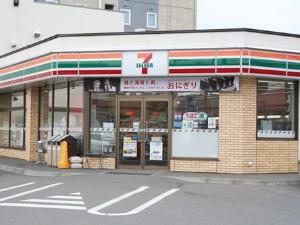セブンイレブンはホテルの２軒隣にあります。