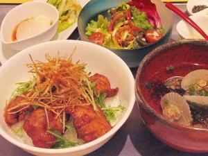 ご当地グルメ『オホーツク網走ザンギ丼』。鱒のザンギが特徴です。