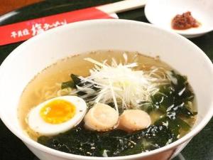 新ご当地グルメ『干貝柱塩ラーメン』。大きな帆立が乗ってます！