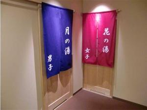 フロント左側を奥にすすむと温泉大浴場へ