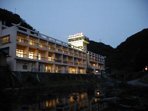 【全景】天降川の渓流沿いに佇む歴史ある宿。