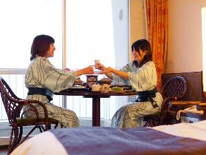 ‘乾杯！！’<BR>女同士気兼ねなく旅行するのもいいわね～<BR>お部屋食でお酒も飲んじゃおうかな・・・