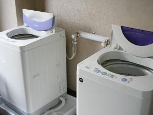 ３階の自動販売機コーナーに洗濯機を２台用意しています（無料）。洗剤はフロントにて販売しています。