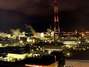 工場夜景…11階・12階北側客室からは洞海湾沿いの工場夜景を楽しめます。