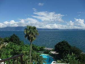 ロビーから眺める夏の空<BR>【海と空の真ん中で】・・<BR>のんびりとした自分だけの時間をお過ごしになりませんか？