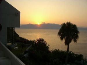 大隅半島から上がる朝日<BR>ホテルが真南に向いているので朝日から夕日まで眺めることができる