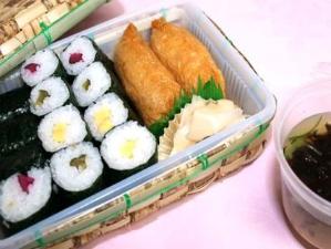 いなり・巻寿司セット。味噌汁も付いてます。