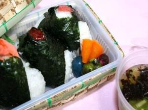 おにぎりセット。味噌汁も付いてます。