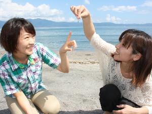 毎週日曜日海岸へのお散歩会が行なわれています。<BR>ホテル前の海岸には『オリビン』という石が含まれていて大変目面しい砂浜です