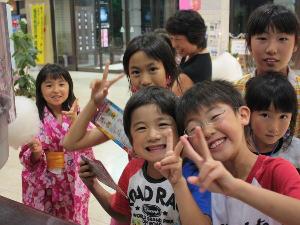 夏休みは子供たちで館内がとてもにぎわいます。<BR>ミニ縁日でもらう『綿あめ・花火・ヨーヨー』などは皆大喜びです