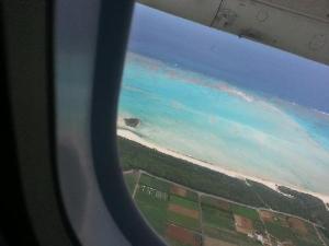 飛行機から眺めたヨロン島の真っ青な海！感動！感動！また感動の瞬間です